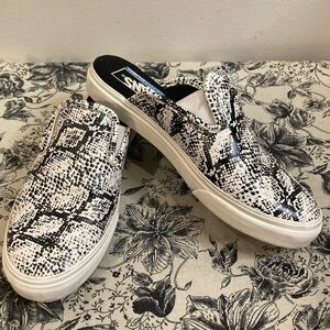 VANS OFF THE  WALL Sz 7 Snake Skin Print Slip On Mules